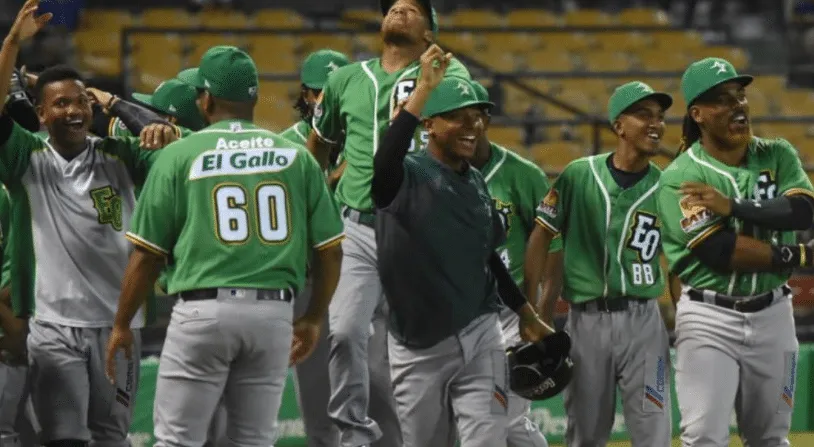 Estrellas remontan ante los Toros en el Corral