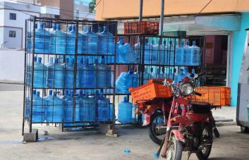 Hoy vence el plazo para colmados reubicar botellones de agua