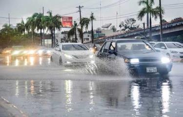 Vaguada continuará generando aguaceros; oleaje y viento peligroso