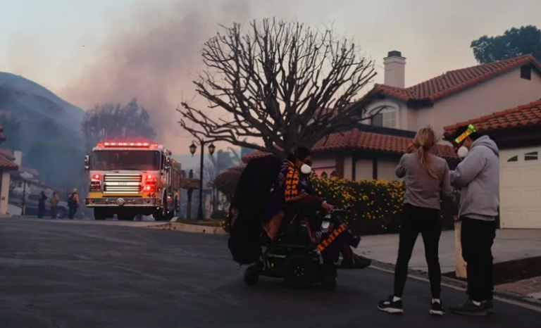 Diez muertos y más de 10.000 estructuras afectadas por los incendios activos de Los Ángeles