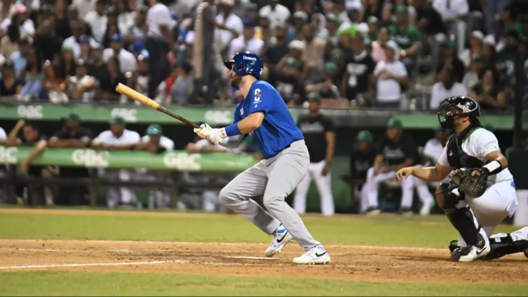 Licey remonta ante Estrellas y consolida la cima