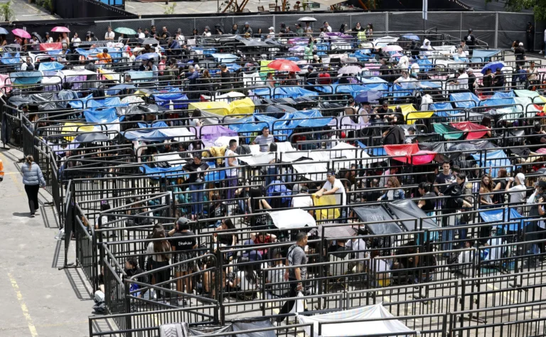 Seguidores de Shakira madrugan y hacen fila para su concierto en Bogotá