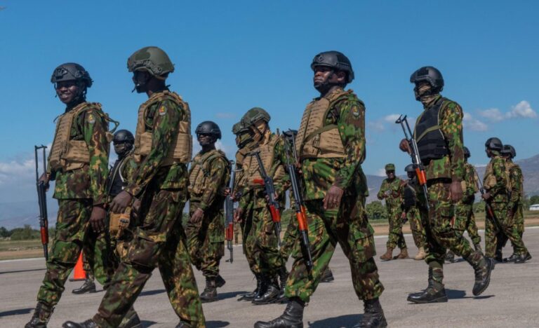 Muere un oficial keniano tras ser herido de bala en Haití