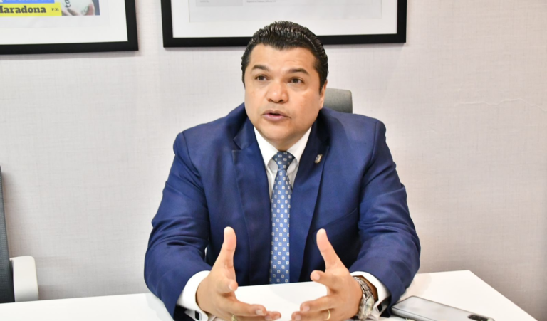 Tobías Crespo acusa al gobierno de utilizar fondos del contrato AERODOM para financiar campaña electoral