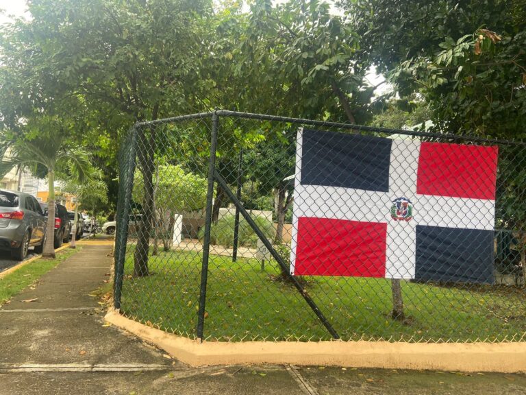 Carolina Mejía coloca bandera nacional en parques y plazas en conmemoración del Mes de la Patria