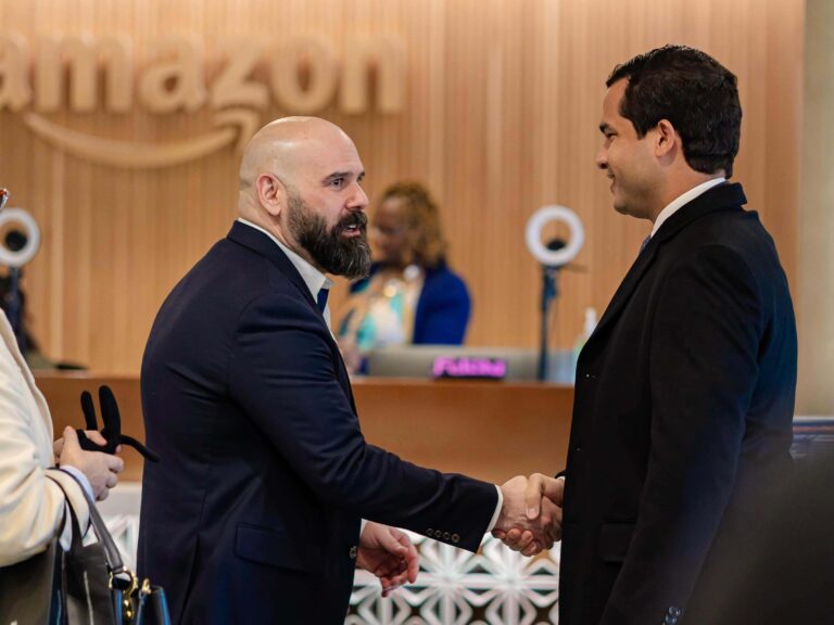Omar Fernández se reúne con altos ejecutivos de Amazon para proyectos de inversión en RD