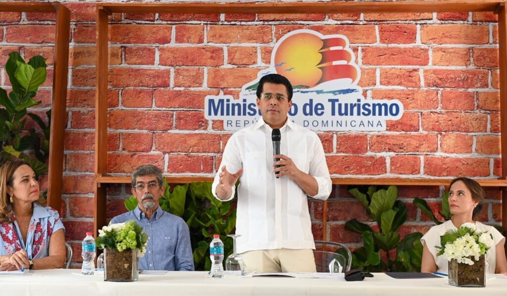 Collado da primer picazo para la reconstrucción de calles en la Ciudad Colonial