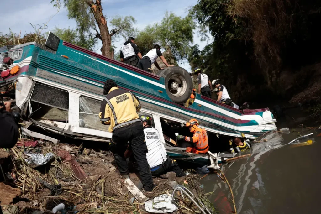 Aumentan a 51 los muertos por accidente de autobús en Guatemala