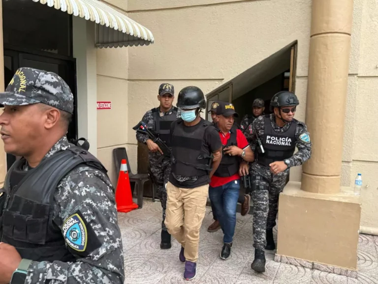Dictan un año de prisión preventiva a expolicía por doble feminicidio en La Vega