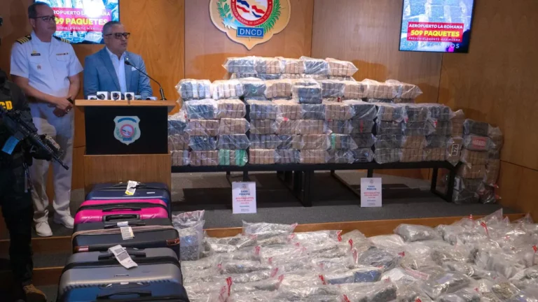 Interceptan en La Romana siete canadienses con 11 maletas llenas de marihuana