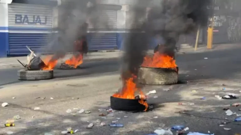 Estudiantes de la UASD en SFM protestan en reclamo de mejoras de infraestructura y otras demandas