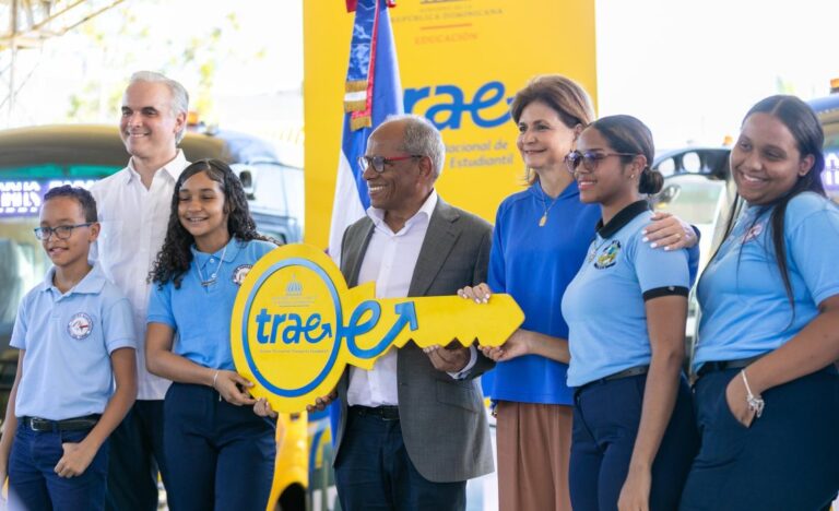 Raquel Peña entrega 34 autobuses del TRAE en Puerto Plata y abre torneo de baloncesto