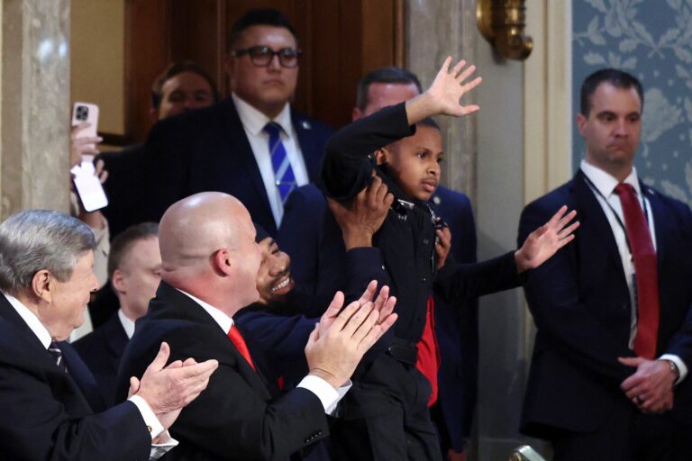 Niño con cáncer cumple sueño de ser agente del Servicio Secreto gracias a un decreto de Trump