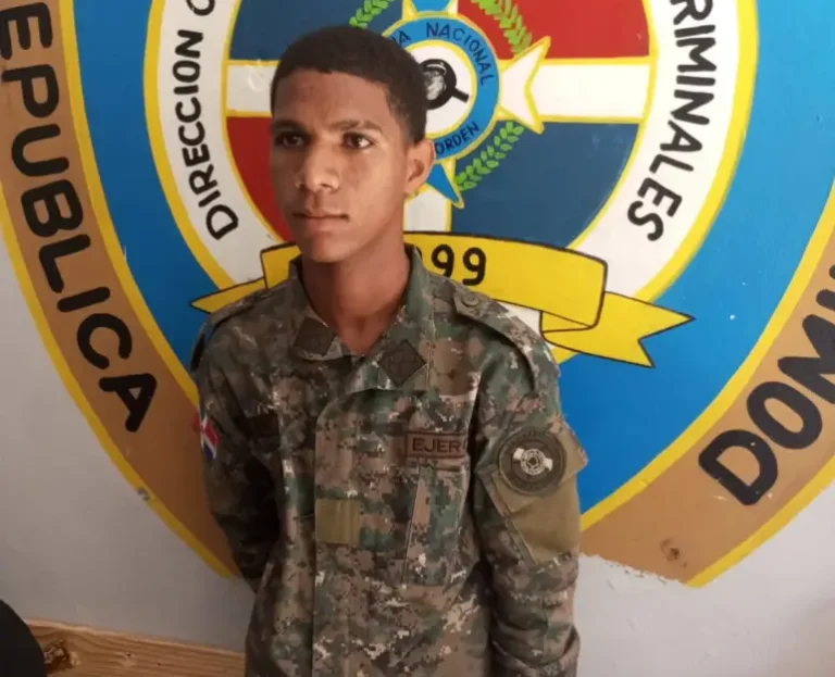 Apresan joven por usar uniforme militar falso para reclamar motocicleta retenida en Barahona