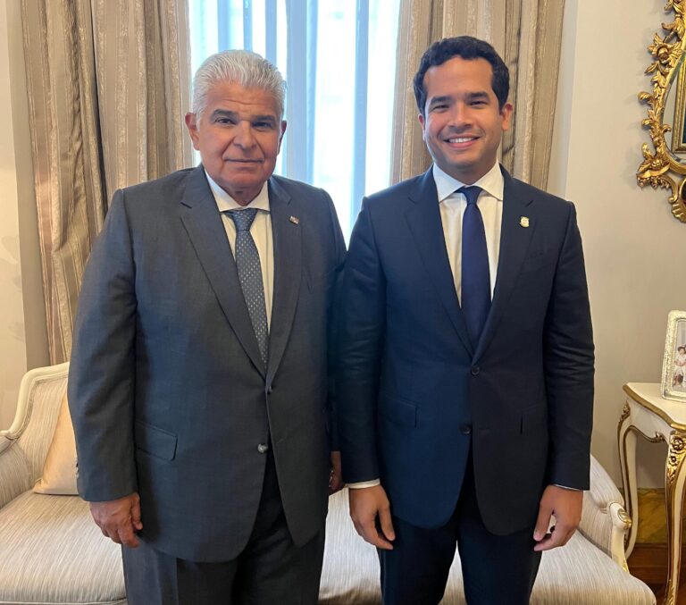 Omar Fernández conversa con presidente de Panamá temas de interés común