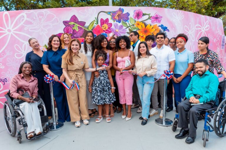 Alcaldía del Distrito Nacional y Centro Carter develan mural sobre el derecho a la información de las mujeres
