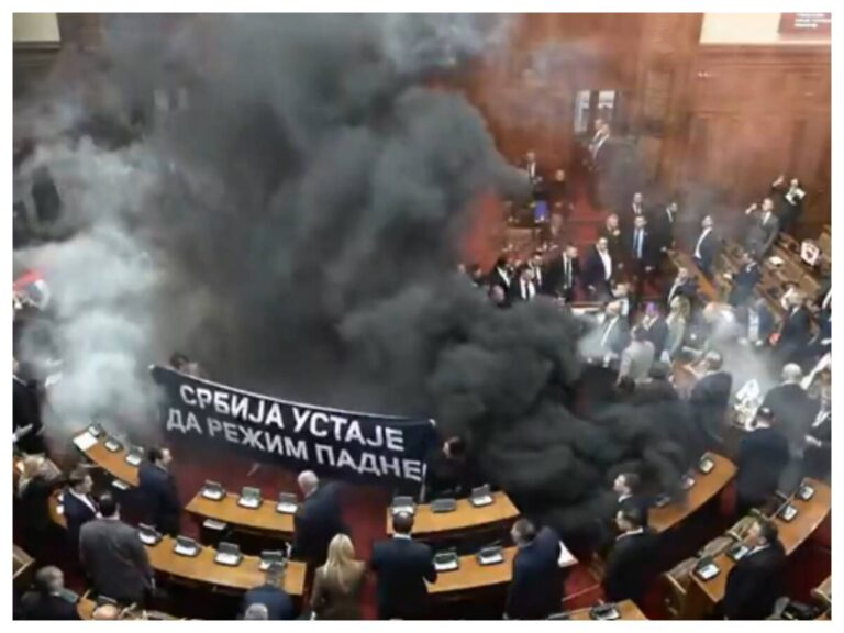 Diputados de la oposición en Serbia lanzan granadas de humo en el Parlamento