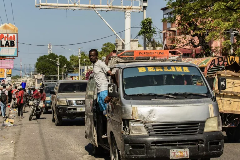 Un muerto y varios heridos en un ataque a dos vehículos del transporte colectivo en Haití