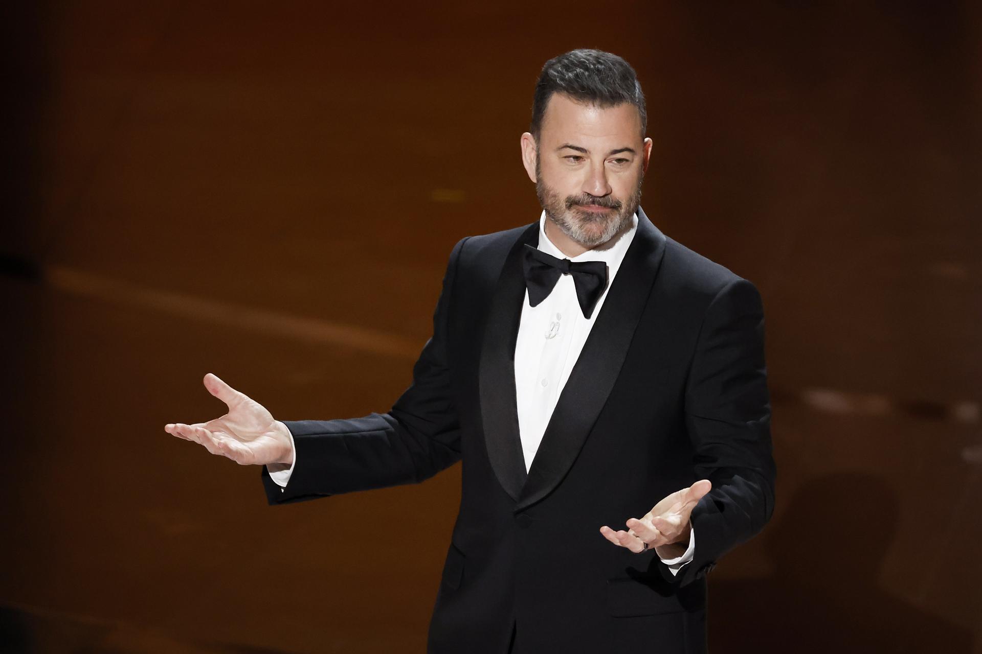 Ola de apoyo a Jimmy Kimmel frente a la cancelación de su programa: «¿Qué le pasa a EEUU?»