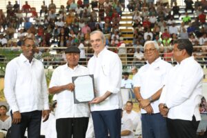 Presidente Abinader entrega 1,305 títulos de propiedad y afirma que “hoy se hace justicia social” en el sector de Pueblo Nuevo