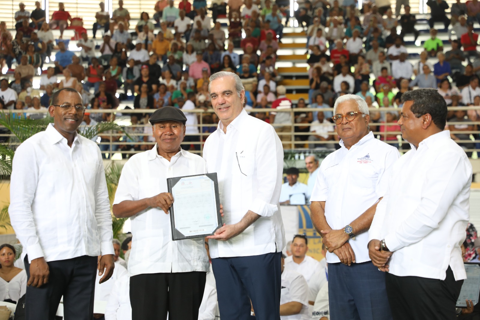 Presidente Abinader entrega 1,305 títulos de propiedad y afirma que “hoy se hace justicia social” en el sector de Pueblo Nuevo