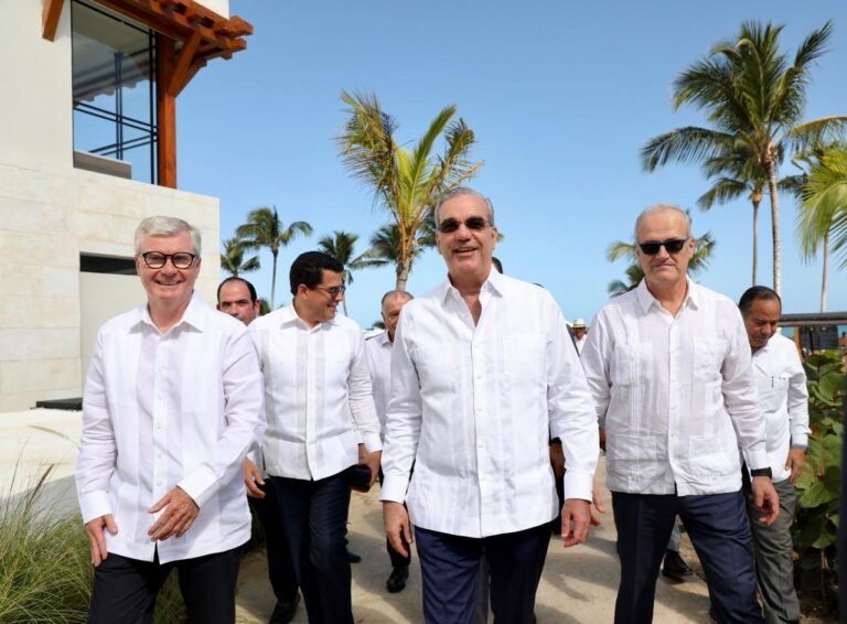 Presidente Abinader asiste a inauguración de los hoteles Dreams y Secrets Playa Esmeralda con inversión de RD$23 mil millones en Miches que fortalecen oferta turística de la región