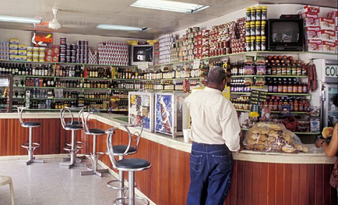 Horario de bares y restaurantes es hasta 4:00 de la madrugada; colmados solo hasta las 12