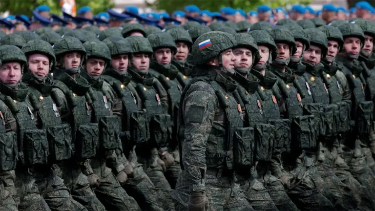 Putin condecora a militares que combatieron en Ucrania con medalla «Héroe de Rusia»