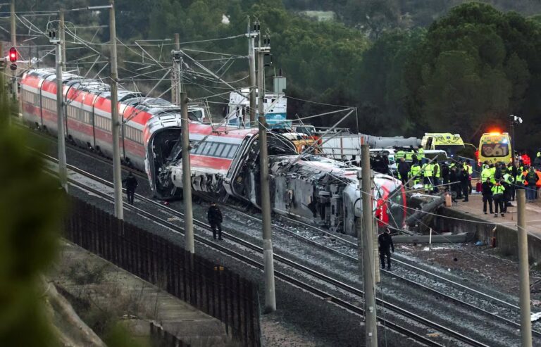 Suben a 39 los muertos en el accidente de trenes el domingo en España