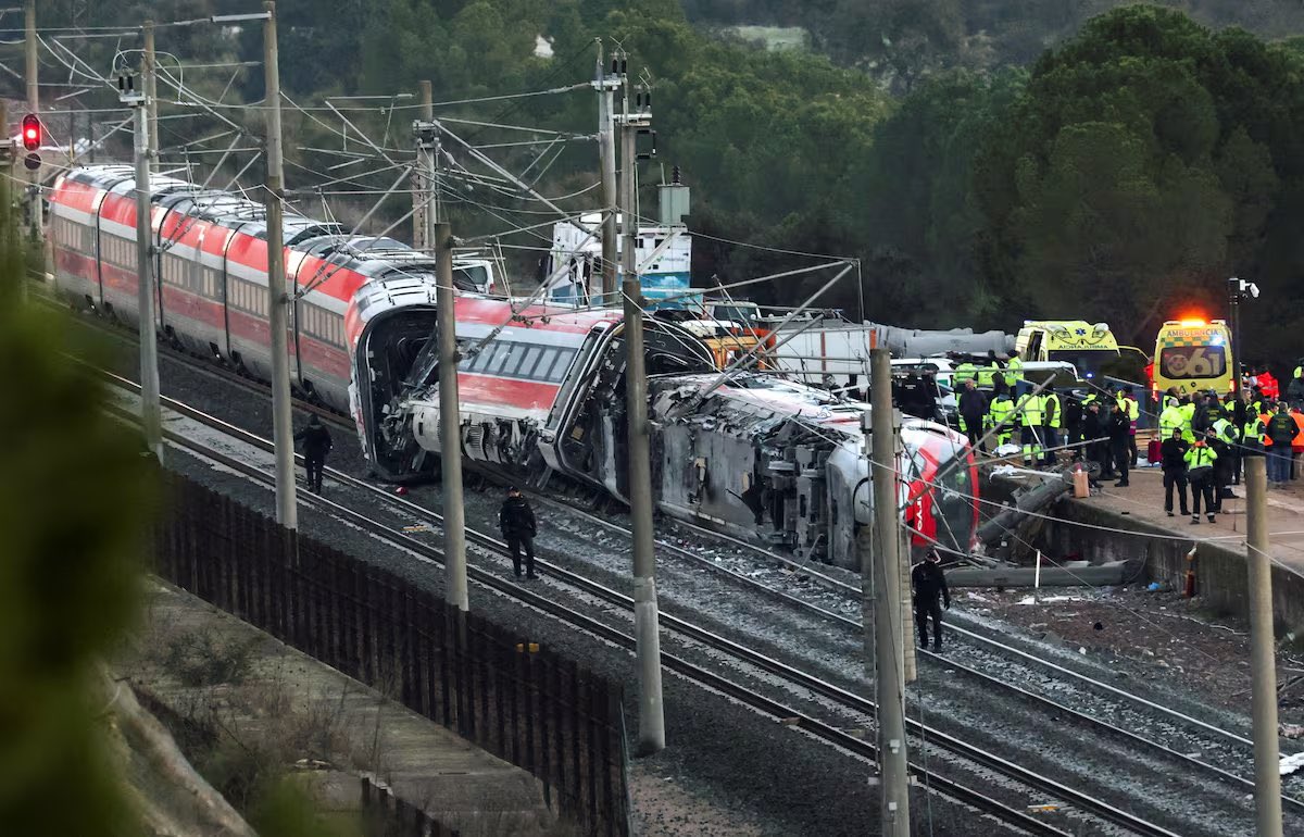 Suben a 39 los muertos en el accidente de trenes el domingo en España