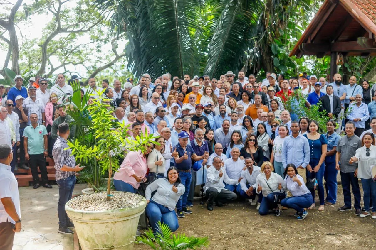 Carolina Mejía recibe contundente apoyo en Santiago