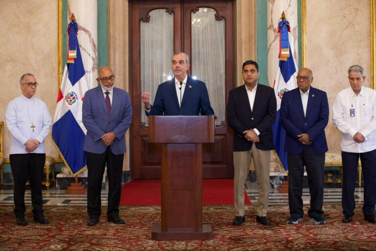 Presidente Abinader juramenta comisión de veeduría para supervisar obras deportivas financiadas con recursos recuperados de la corrupción