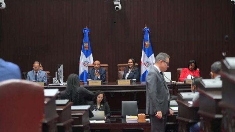 Luis Abinader devuelve a los diputados la ley que pagaría deudas viejas a contratistas