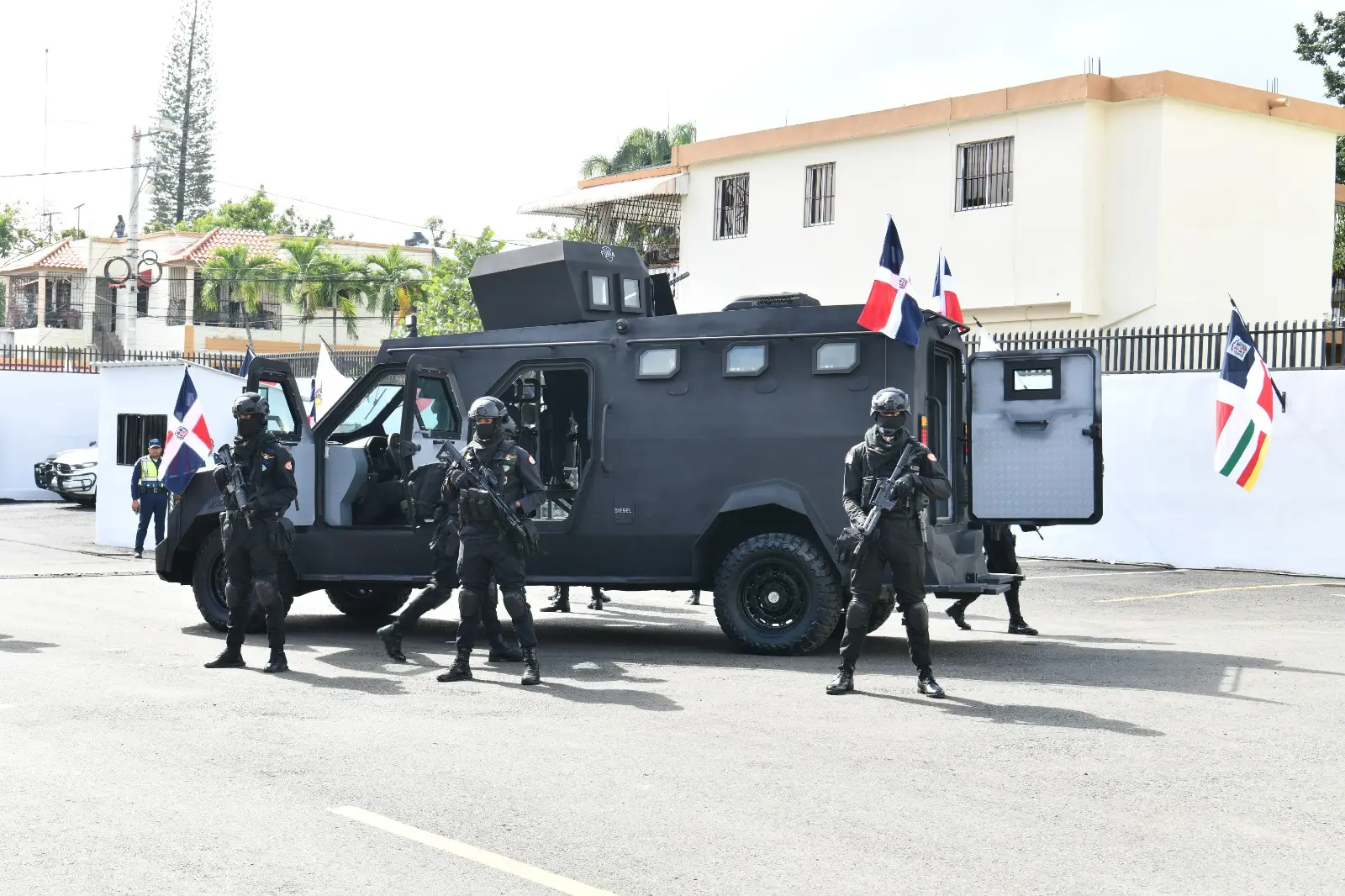 Abinader y ministro de Defensa presentan primer vehículo blindado ensamblado en RD