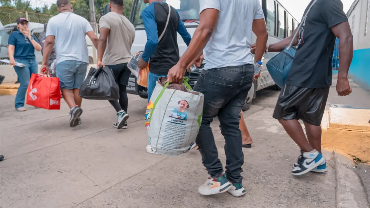 Trasladan otros 400 privados de libertad de La Victoria a cárcel Las Parras