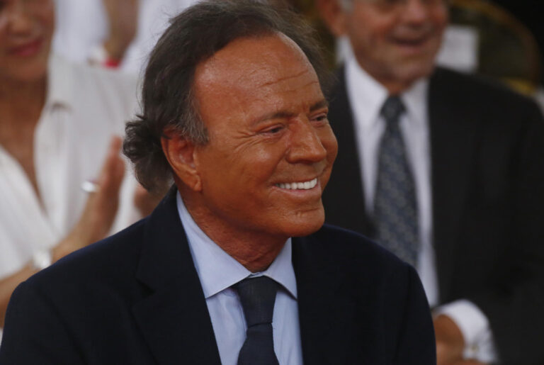 Dos exempleadas denuncian agresiones sexuales de Julio Iglesias, según medios internacionales