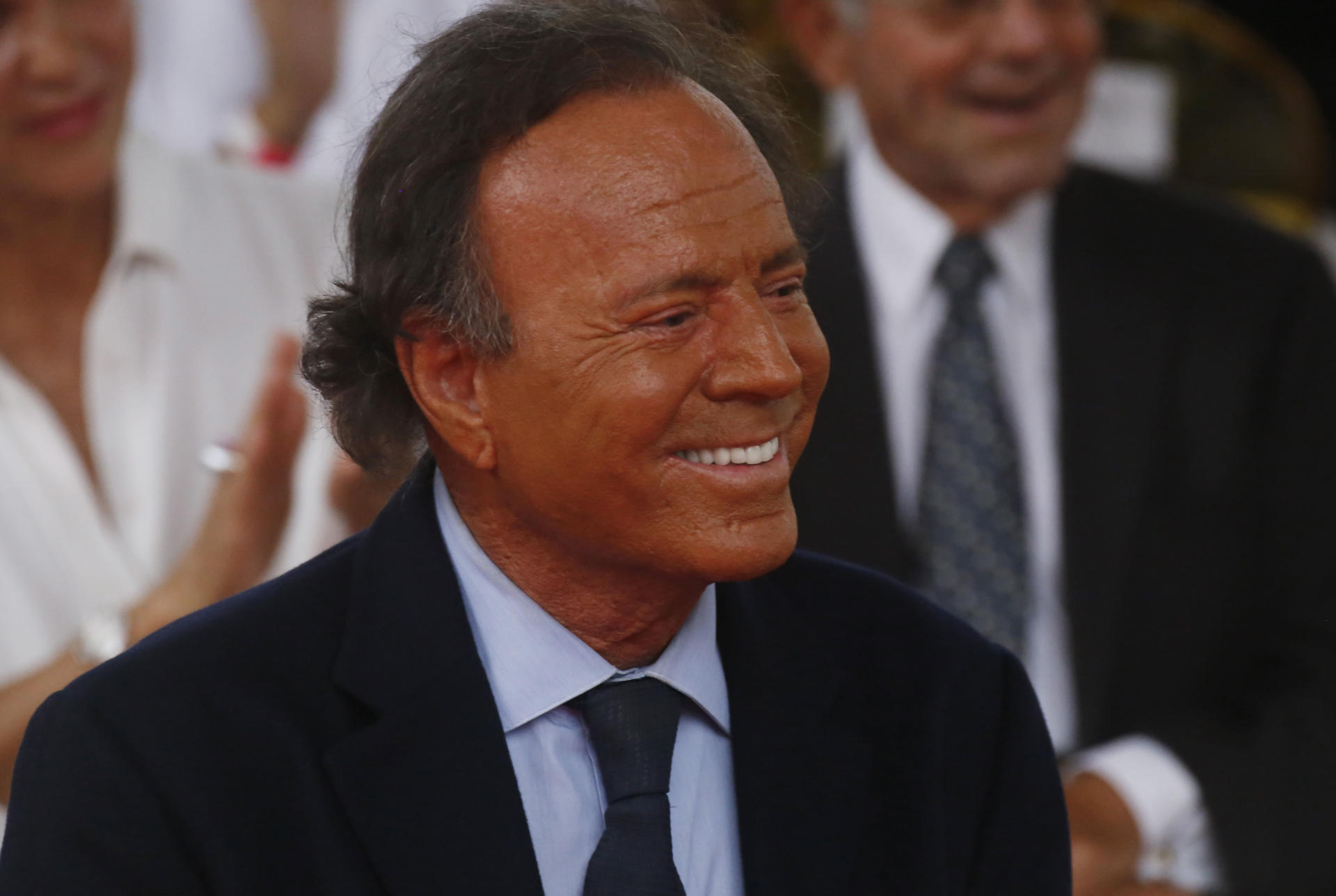 Dos exempleadas denuncian agresiones sexuales de Julio Iglesias, según medios internacionales