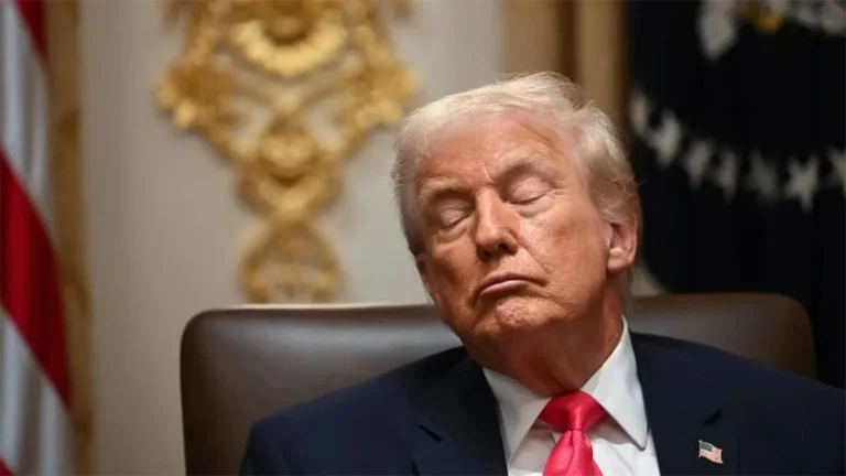 Trump dice que cierra los ojos en las reuniones con su gabinete porque son «aburridísimas»