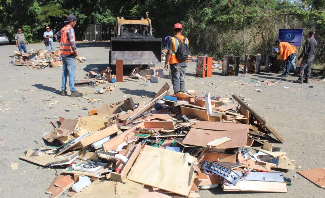 Fiscalía de Santiago destruye máquinas tragamonedas ocupadas en negocios no autorizados