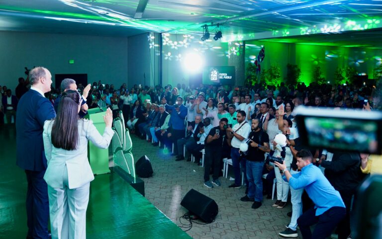 José del Castillo se juramenta como nuevo miembro de la Fuerza del Pueblo