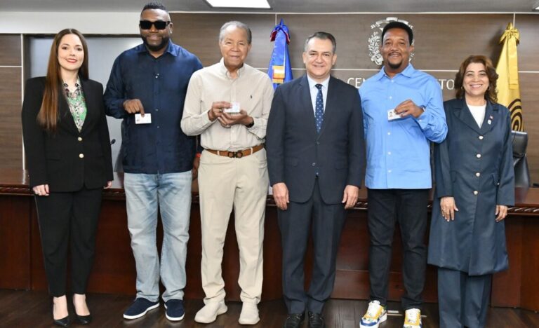 JCE entrega nueva cédula a personas con discapacidad y miembros del Salón de la Fama de Cooperstown