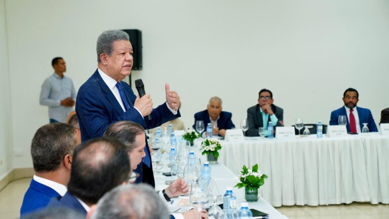 Leonel se reúne con industriales y comerciantes, iniciando así agenda de 3 días en Santiago