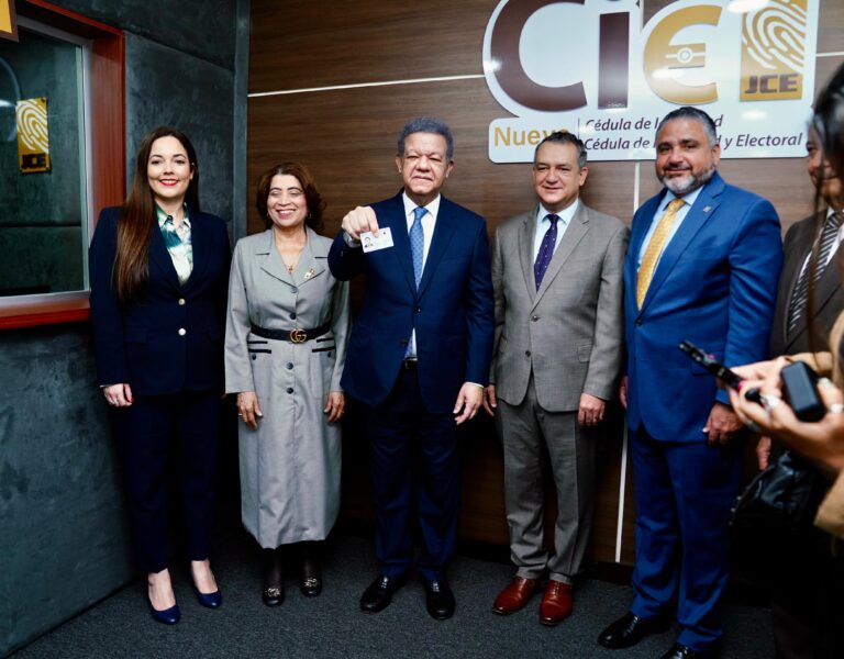 Leonel muestra su nueva cédula y afirma: “es la prueba de que el sistema funciona”