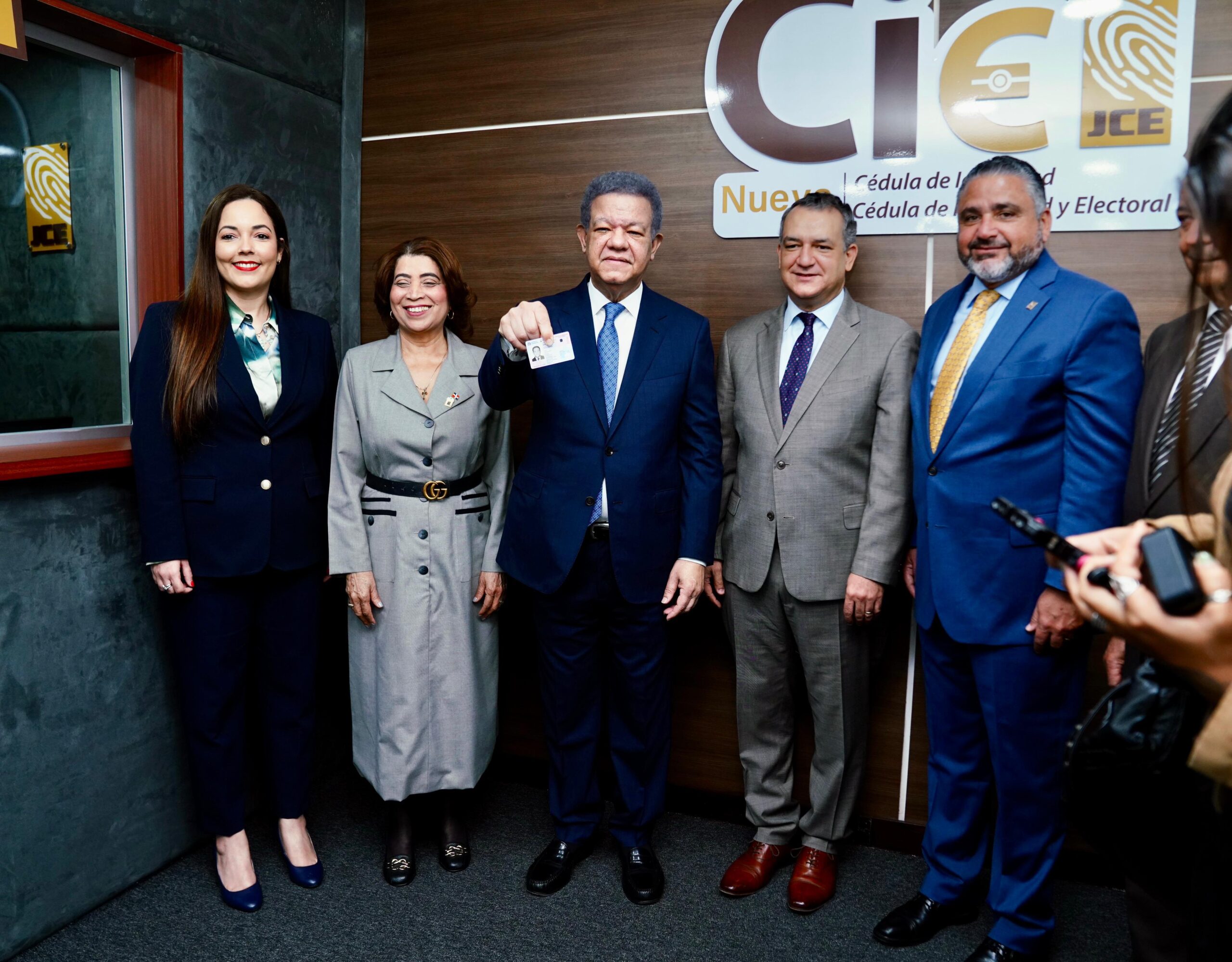 Leonel muestra su nueva cédula y afirma: “es la prueba de que el sistema funciona”