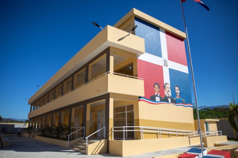 Presidente Abinader inaugura Liceo Las Yayas de Viajama en Azua con capacidad para más de 595 estudiantes