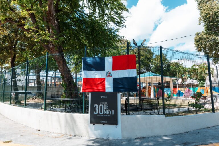 Carolina Mejía coloca la bandera nacional en parques por celebración del Mes de la Patria