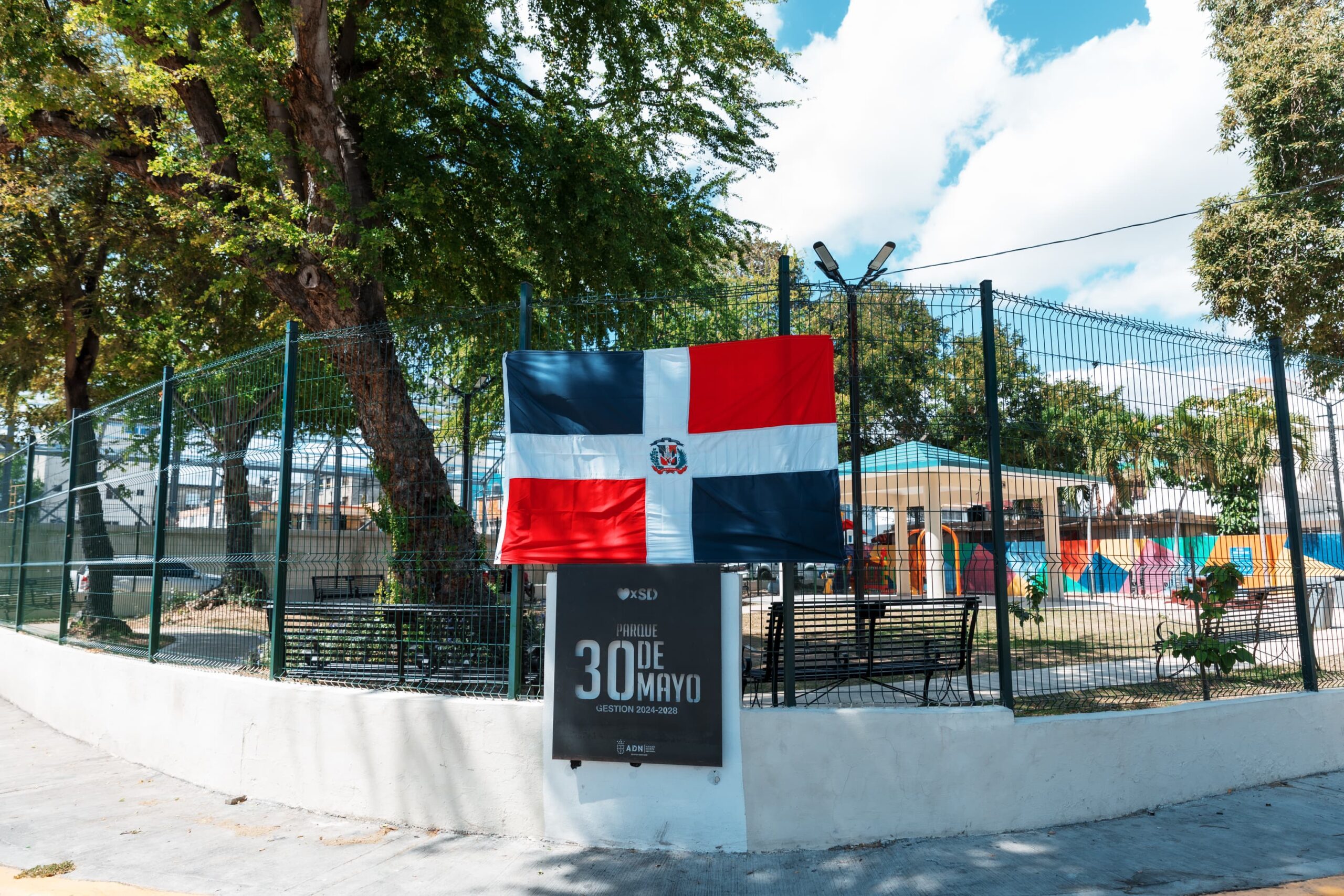 Carolina Mejía coloca la bandera nacional en parques por celebración del Mes de la Patria