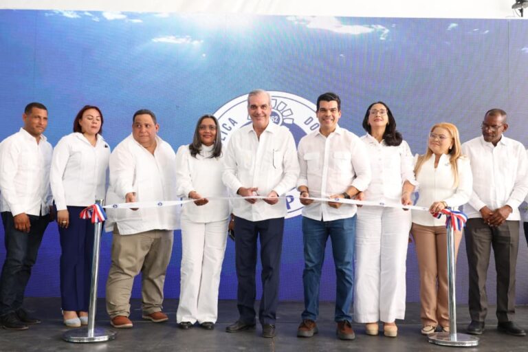 Abinader y director del INAPA, Wellington Arnaud, inauguran obras en Azua