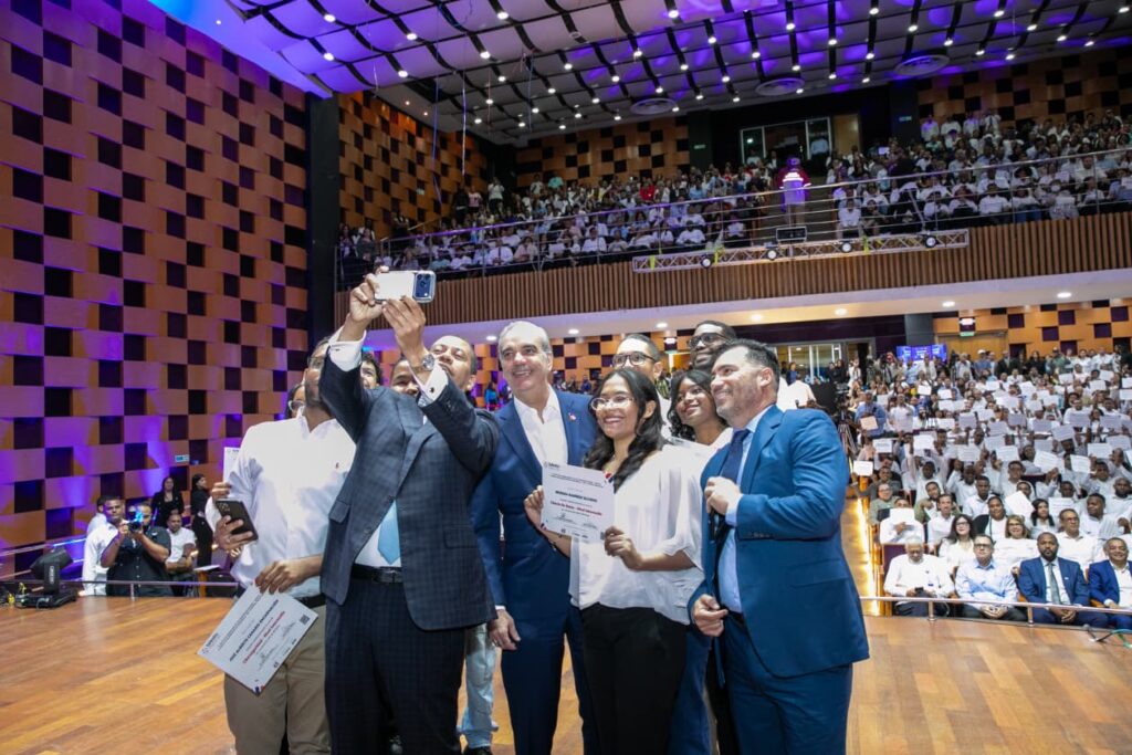 Presidente Abinader encabeza graduación de 5,000 jóvenes del programa Talento Digital, impulsando el capital humano que demanda el mercado laboral