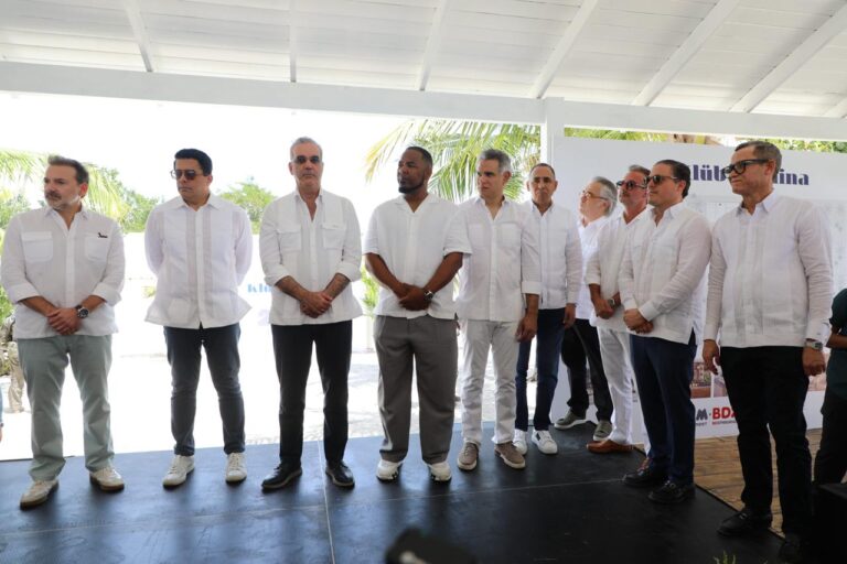 Presidente Abinader deja iniciados los trabajos del Club de Playa e inaugura Muelle Turístico del Atelón en Isla Catalina